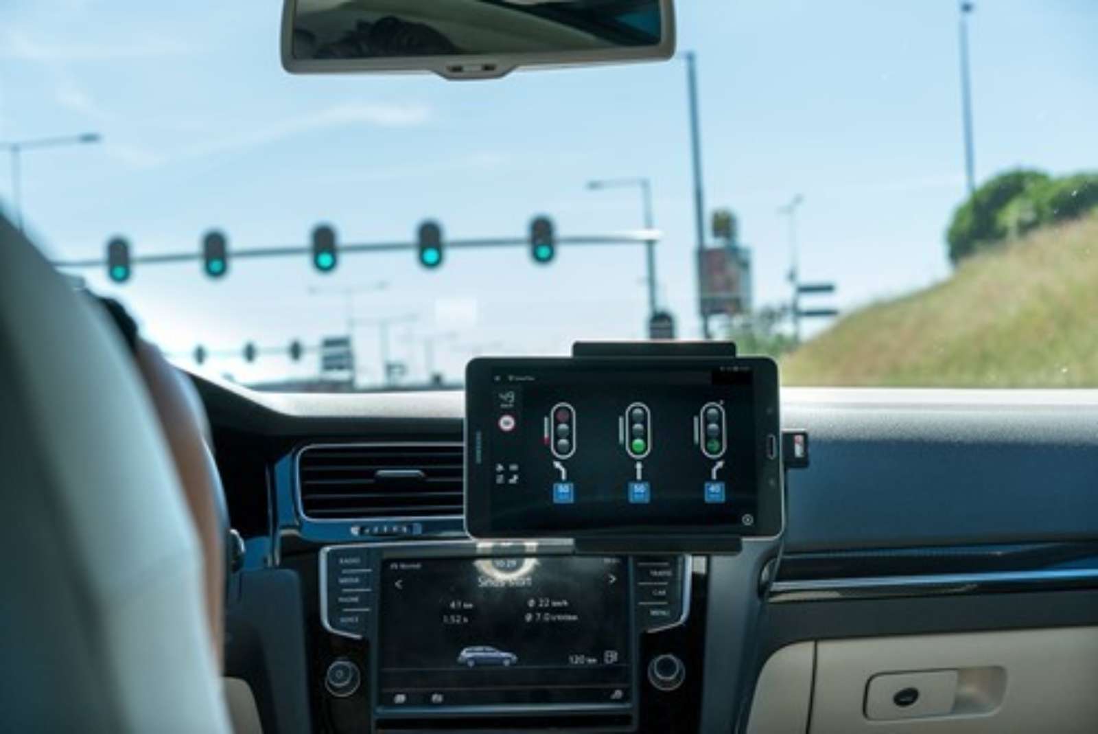 Tablet on a car dashboard showing green light optimal speed advice