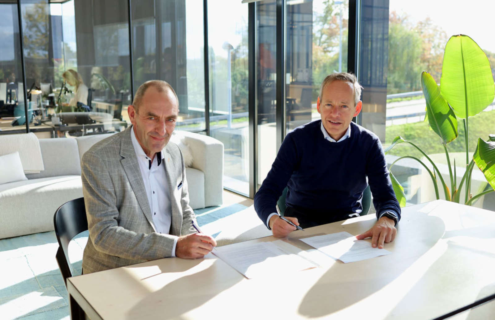 Jan Cools (Be-Mobile) and Serge Smets (WPS Belgium) signing the 4411 and WPS parking partnership agreement