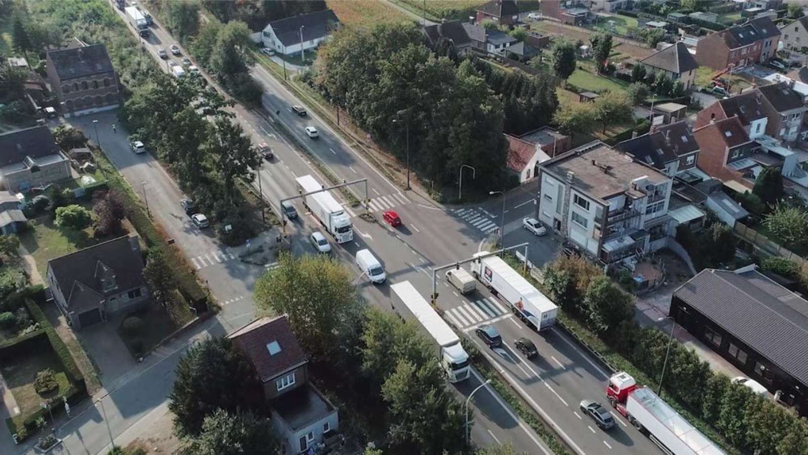 Bird's eye view of the signalised intersection on the N203a in Halle with trucks