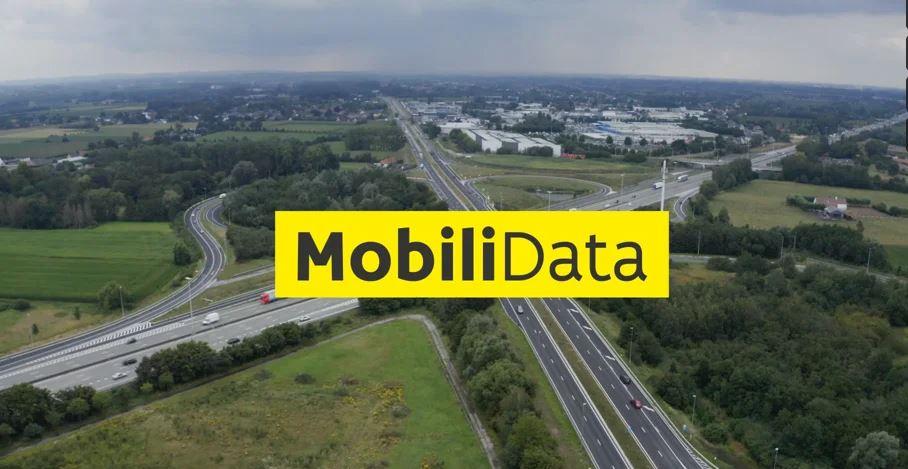 Aerial view of a road interchange in Flanders with the Mobilidata logo.